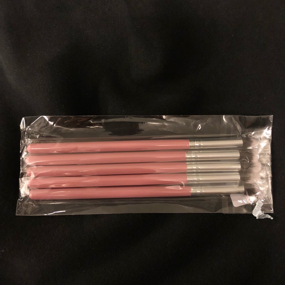 NEW 5 set of makeup brushes